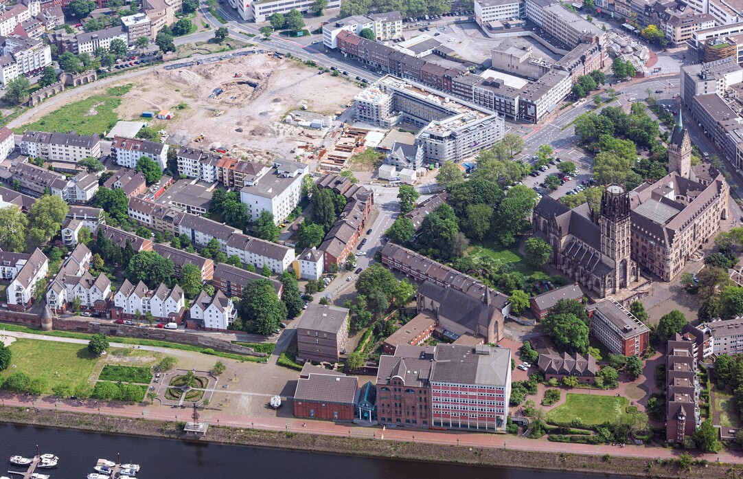 Luftbildaufnahme der Fläche des Mercatorviertels in der Nähe des Duisburger Rathauses.