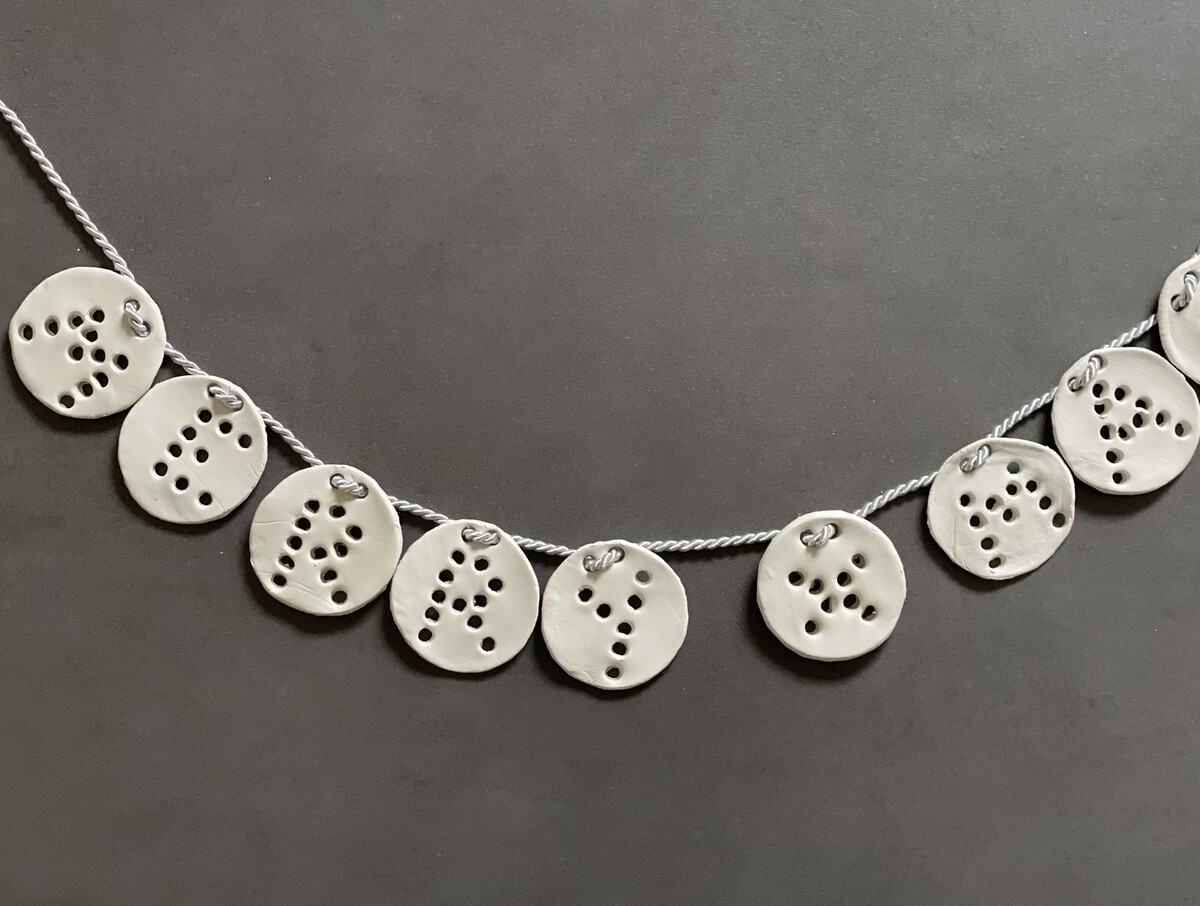 Kreative Girlande aus modellierten Fimo-Buchstaben.