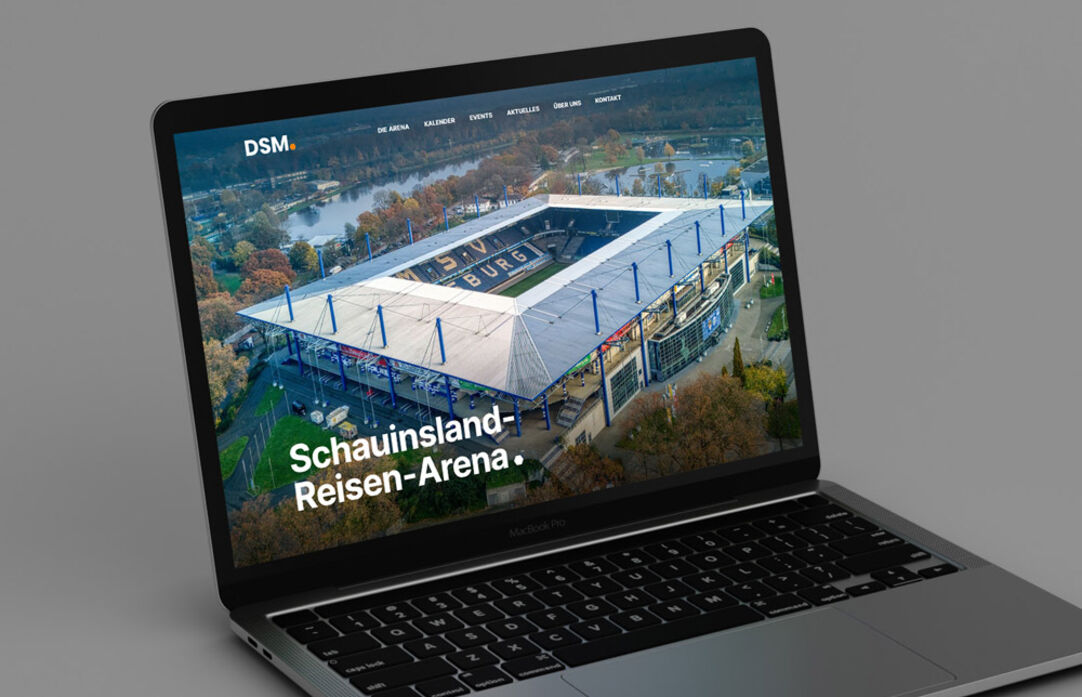 Auf einem Laptop ist die neue Website der DSM abgebildet. Diese zeigt das Duisburger Fußballstadion. Unten links in der Ecke befindet sich der Schriftzug "Schauinsland-Reisen-Arena".