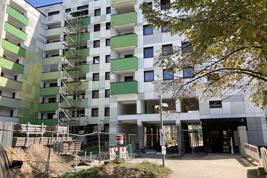 Blick auf die Baustelle, dahinter Gebäude.