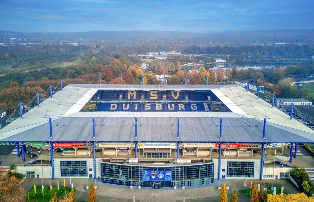 Die Luftaufnahme zeigt das Fußballstadion in Duisburg. 