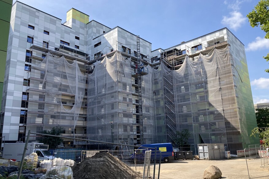 Blick auf die Baustelle, dahinter Gebäude.